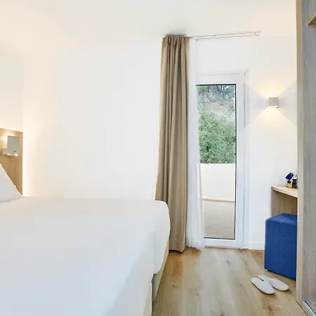 Aparthotel Universal Don Camilo 4*